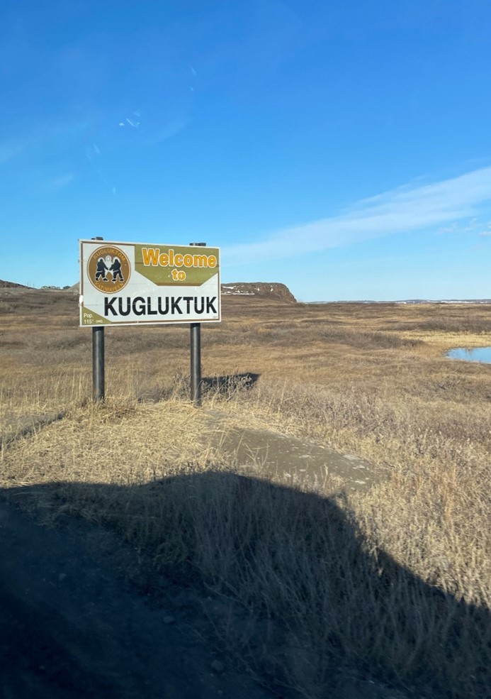Road sign welcoming people to the community of Kugluktuk, 2021. Photo credit: Randi Jennings, WRRB. 