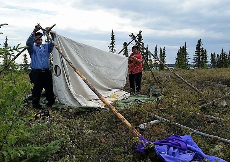 Setting up camp in typical Wek’èezhìı landscape during the Tǫdzı and Wildfire study near Whatì 	(Photo:  Allice Legat)